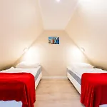 Am Hof 4 *