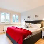 Am Hof 4 *