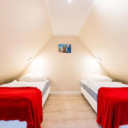 Am Hof 4 *
