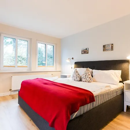 Am Hof 4 *